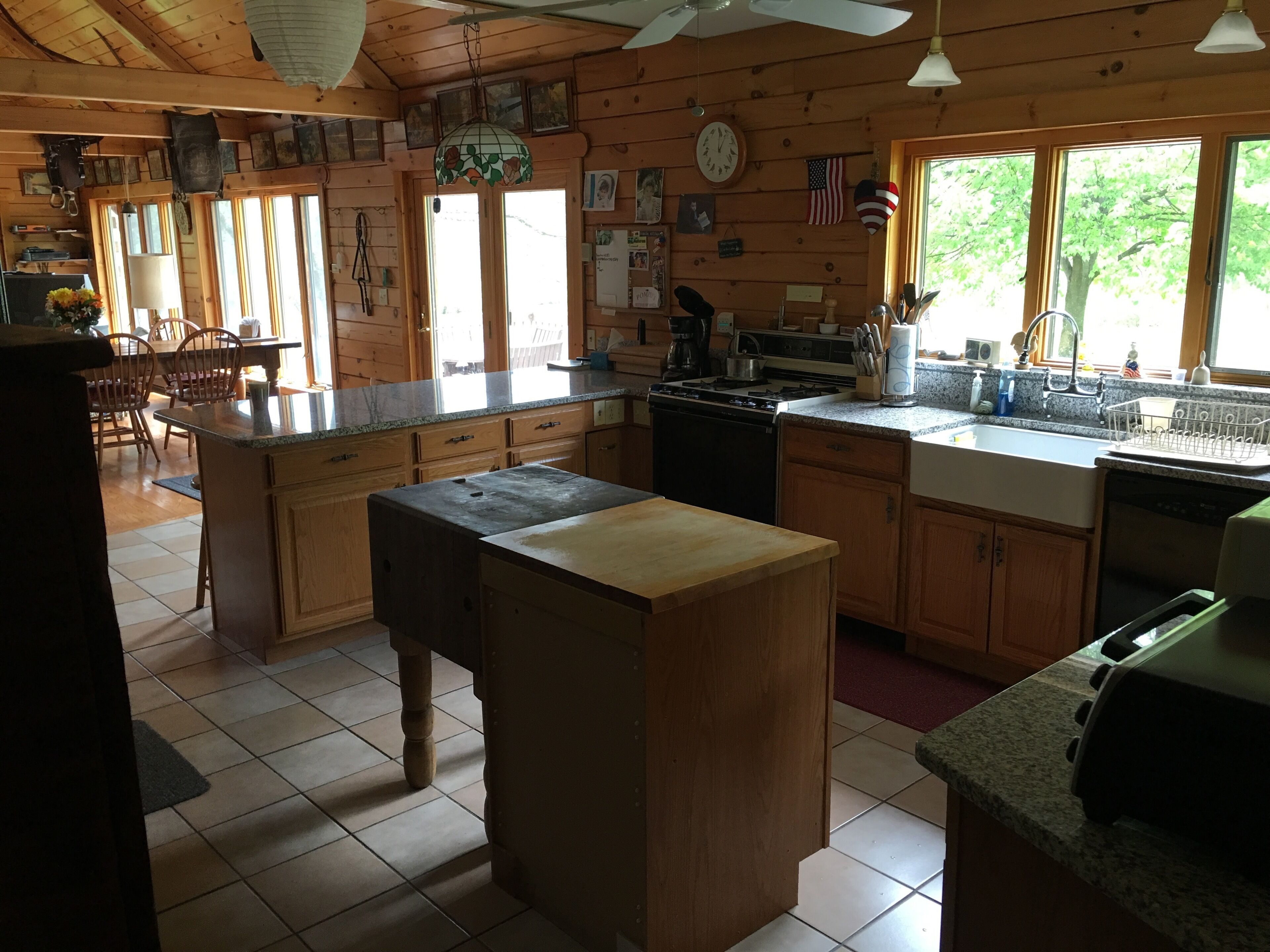 Log House on water, family get-a-way in mountains w/ pond, fishing & Swimming