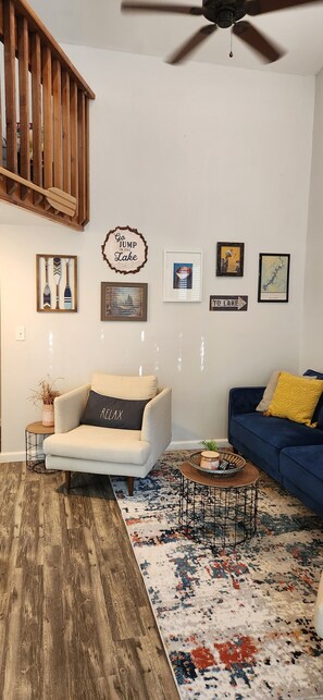 Smart TV, DVD player, books, video library - Breath Taking View on Top Of Pettit Bay Mountain!!! (Park Hill)