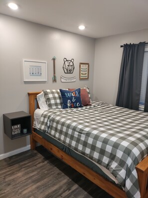 2 bedrooms, travel crib, free WiFi, bed sheets