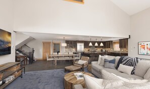 Smart TV, fireplace, video games, DVD player - Big Sky Vacation Rentals: Black Eagle 24 (Big Sky)
