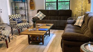 Una Smart TV, una chimenea, un reproductor de DVD