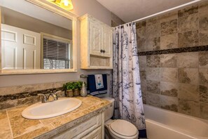 Combined shower/tub, hair dryer, towels, soap - Lake Martin Adorable Lakefront Beauty (Dadeville)