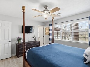 3 bedrooms, iron/ironing board, free WiFi, bed sheets - Lake Martin Adorable Lakefront Beauty (Dadeville)