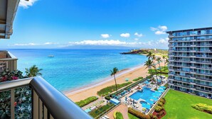 Ein Hotel mit Pool, Strand und Meerblick.