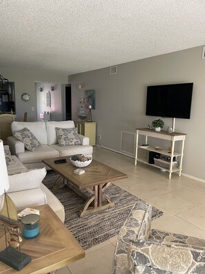 Smart-TV, DVD-spiller og stereoanlegg