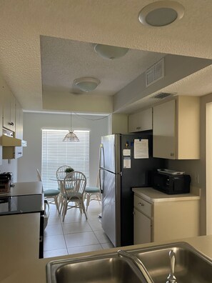 Fridge, microwave, oven, stovetop - Beautiful Meadows Country Club 2 bed/2 bath 1st floor condo in Woodland Grove. (Sarasota)