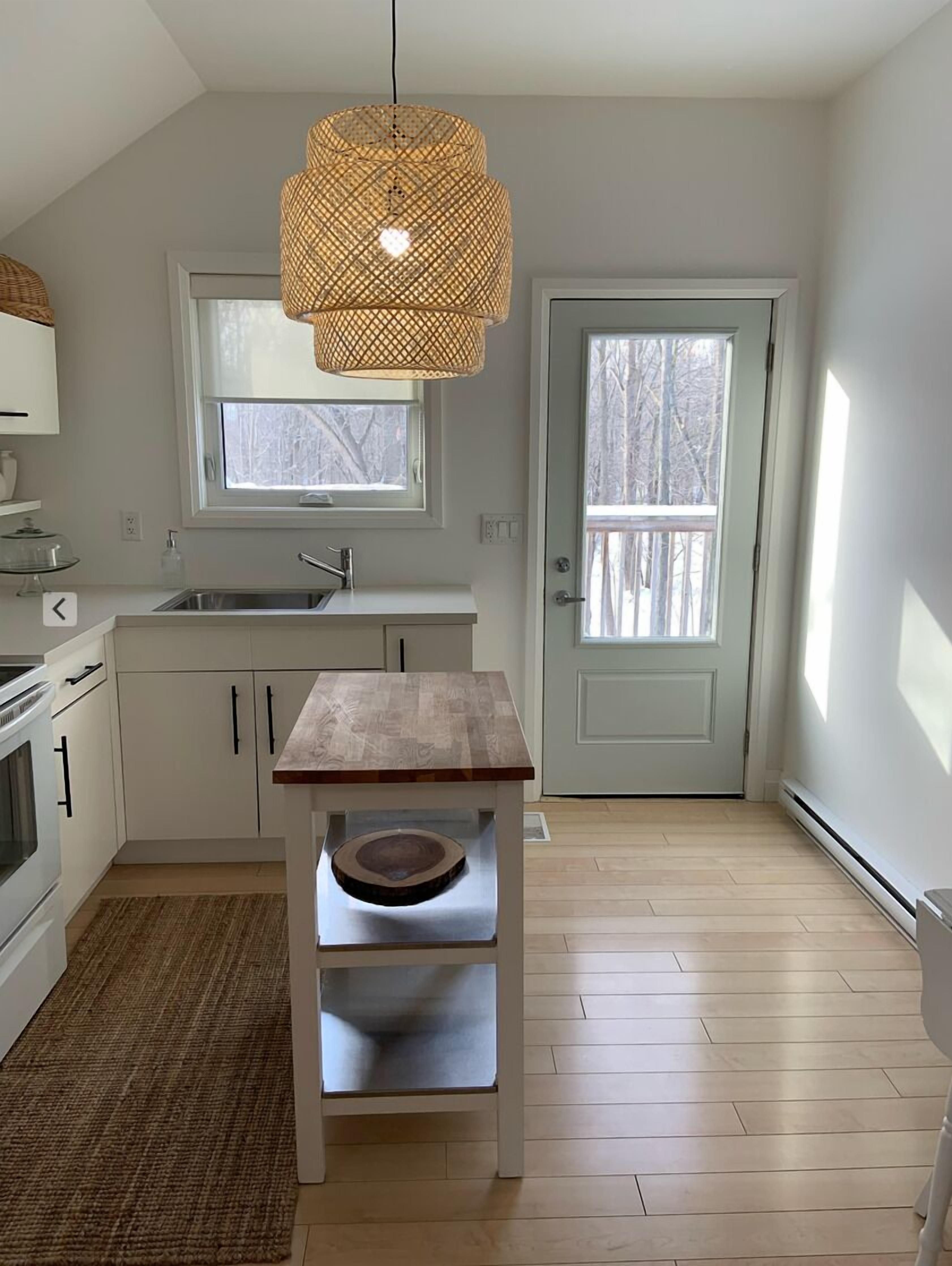 Niagara's South Coast Guest House On 10 Acres Wooded Property.