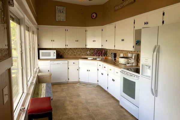 Køleskab, mikrobølgeovn, ovn, kogeplade