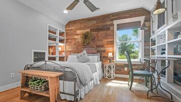 2 slaapkamers, een bureau, een strijkplank/strijkijzer, babybedden