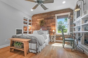 2 bedrooms, desk, iron/ironing board, cots/infant beds - The Barn at Haden near Wineries and C'ville (Crozet)