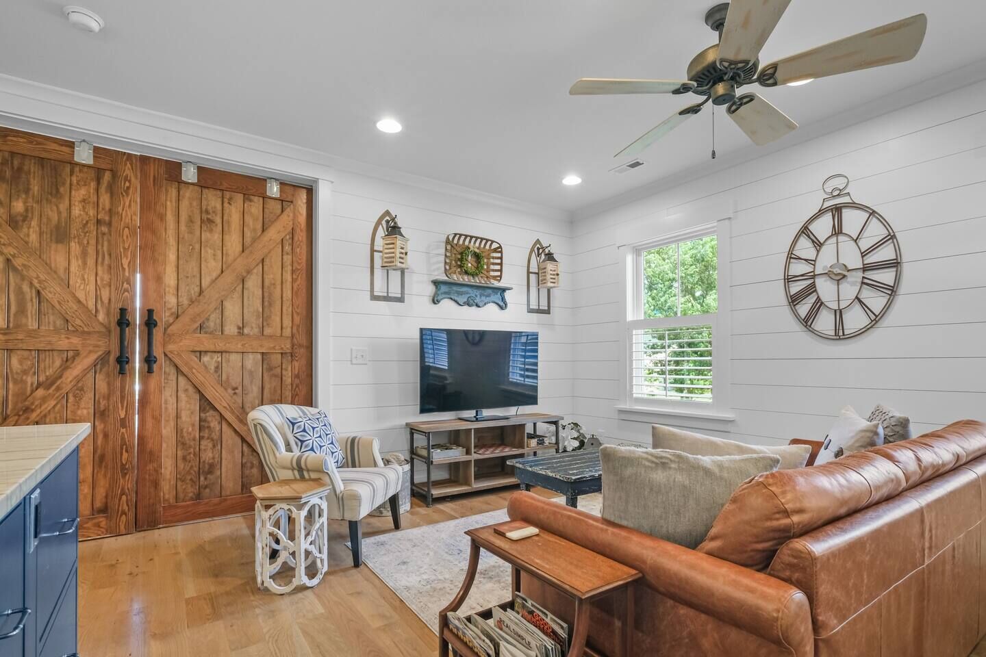 Een smart-tv, speelgoed en een kantoor