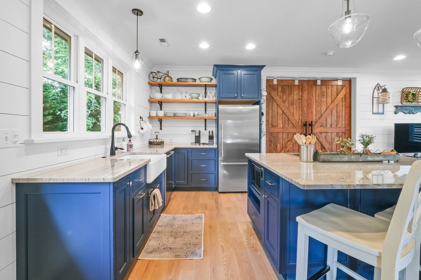 Een koelkast/vriezer, een magnetron, een oven, een vaatwasser