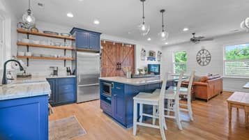 Full-size fridge, microwave, oven, dishwasher