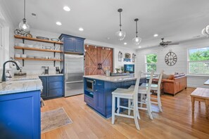 Full-sized fridge, microwave, oven, dishwasher