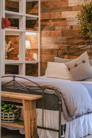 2 Schlafzimmer, Schreibtisch, Bügeleisen/Bügelbrett, Babybetten