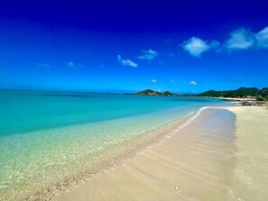 Una playa cerca, toallas de playa