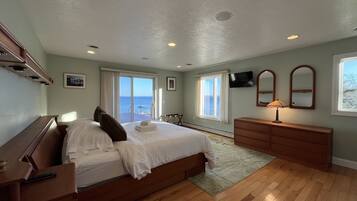 4 soveværelser, skrivebord, strygejern/strygebræt, weekendseng