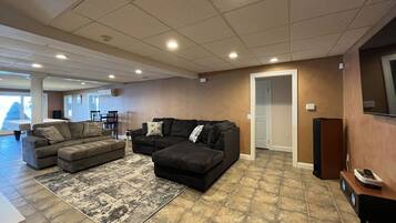 Tv, pejs, dvd-afspiller, kontorer