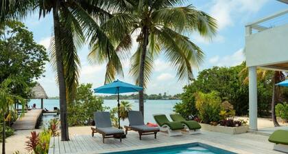 Nouvelle maison haut de gamme sur l'ßle privée avec 2 piscines privées - 2 min. de Placencia