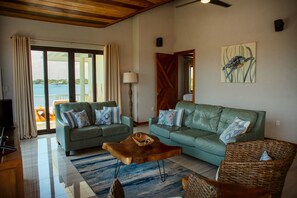 Smart-tv, dvd-spelare och en stereo