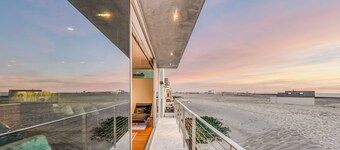 Modern Beach Front architectural home-3 king beds- family friendly beach