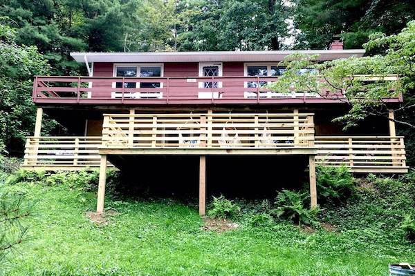 Quiet setting. House on opposite side of road from beach.