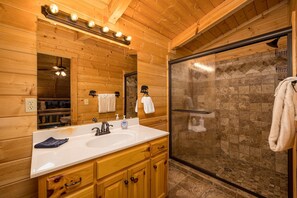 Combined shower/bathtub, hair dryer, towels, soap - Stunning!Timber Frame smart cabin (Pigeon Forge)