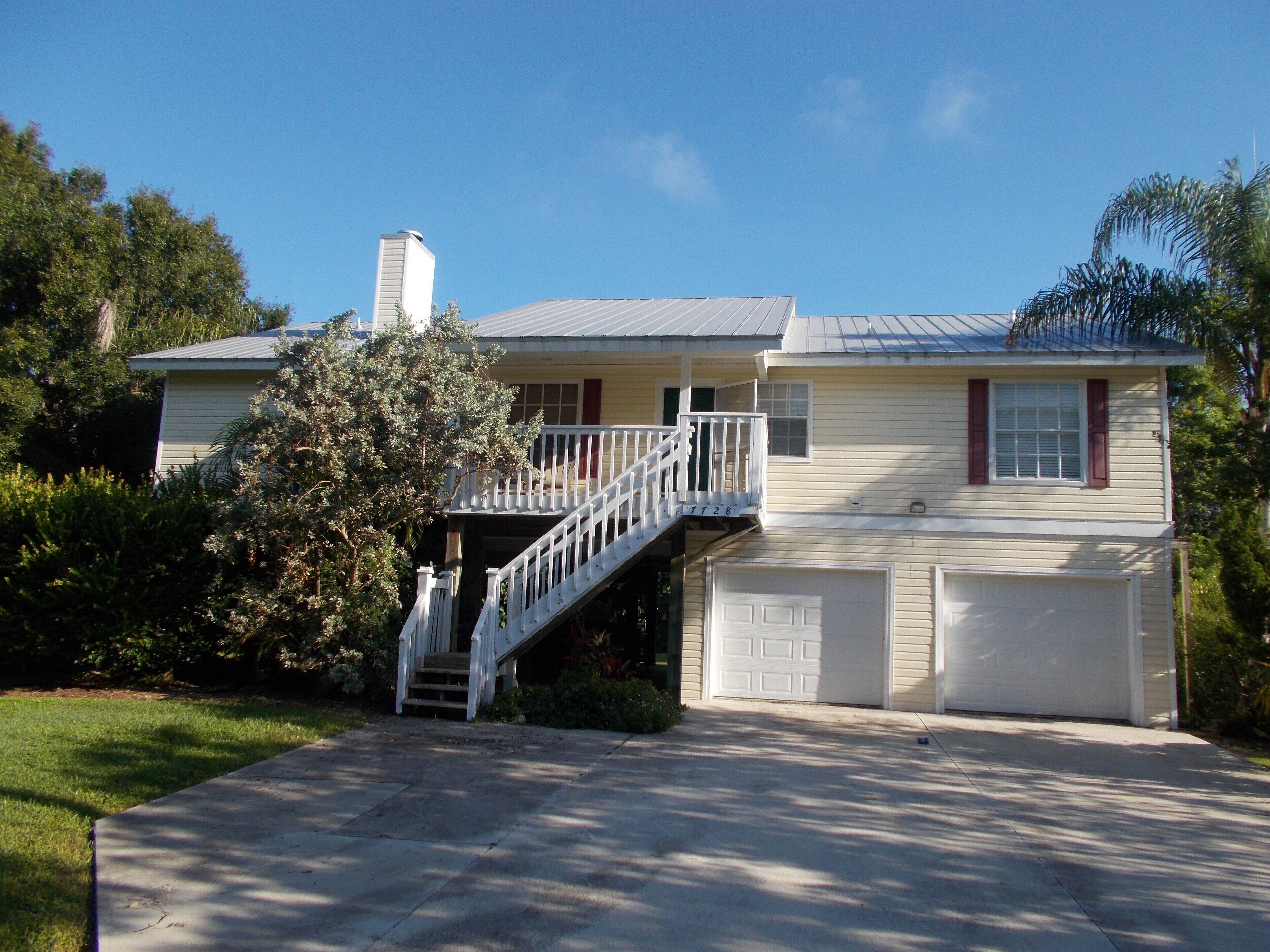Beautiful "Old Florida" Pine Island Golf Course  & Marina Home