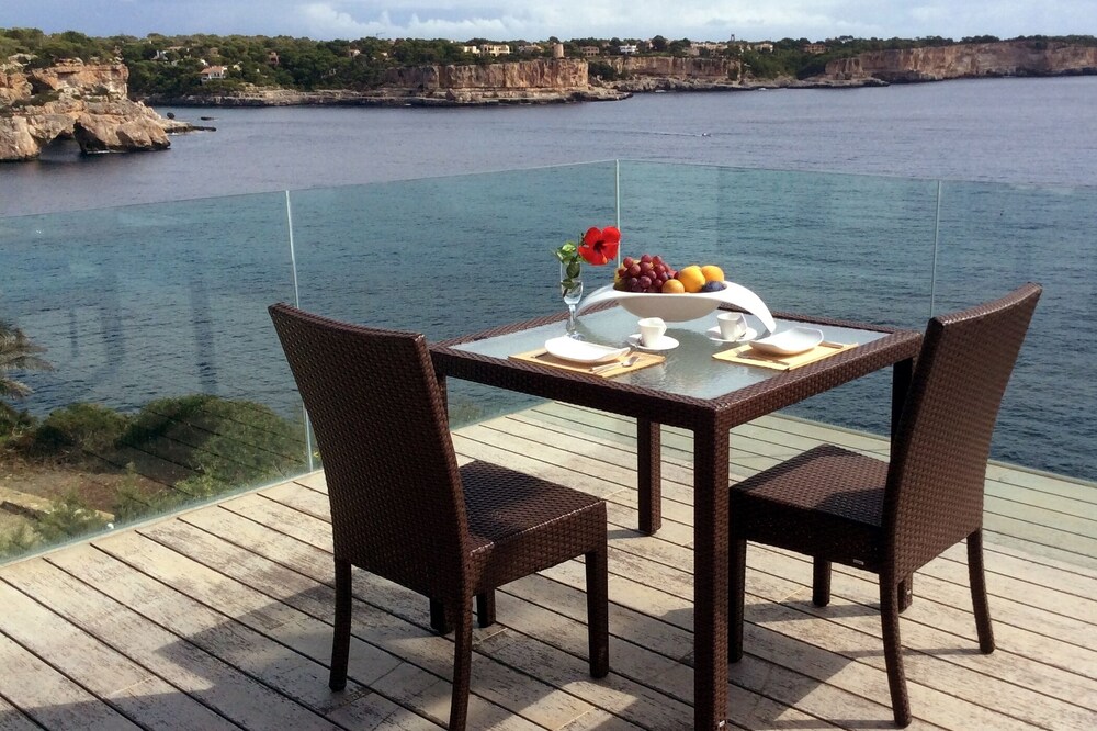 SEAFRONT MODERN VILLA, incredible view, nice sand beach in few steps, free WiFi