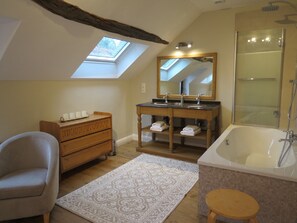Combined shower/tub, free toiletries, hair dryer, towels