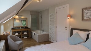 3 chambres, bureau, chambres insonorisées, fer et planche à repasser