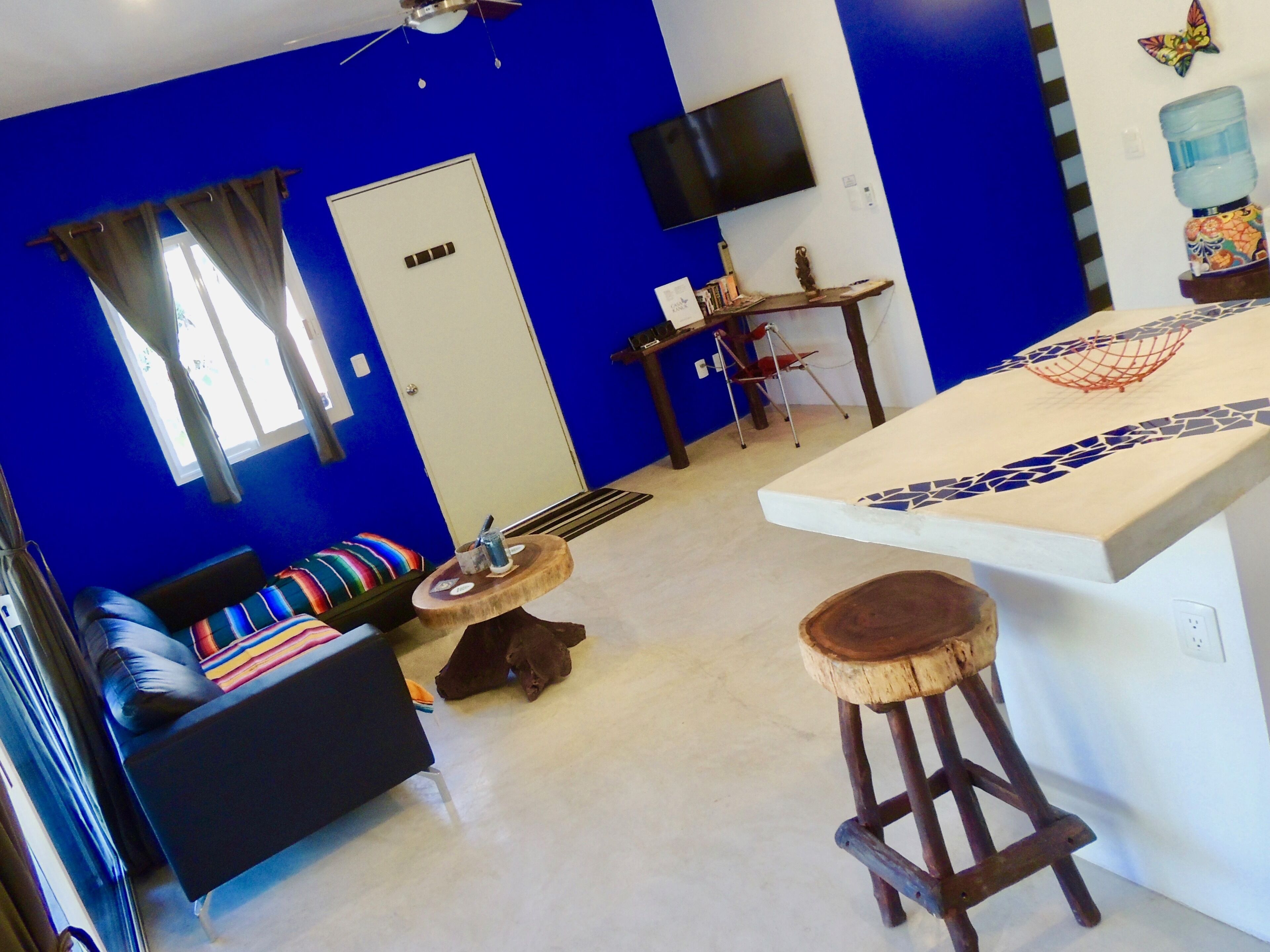 Huge Swimming Pool, Patio, Fiber Optic WiFi, And Walk To Everything