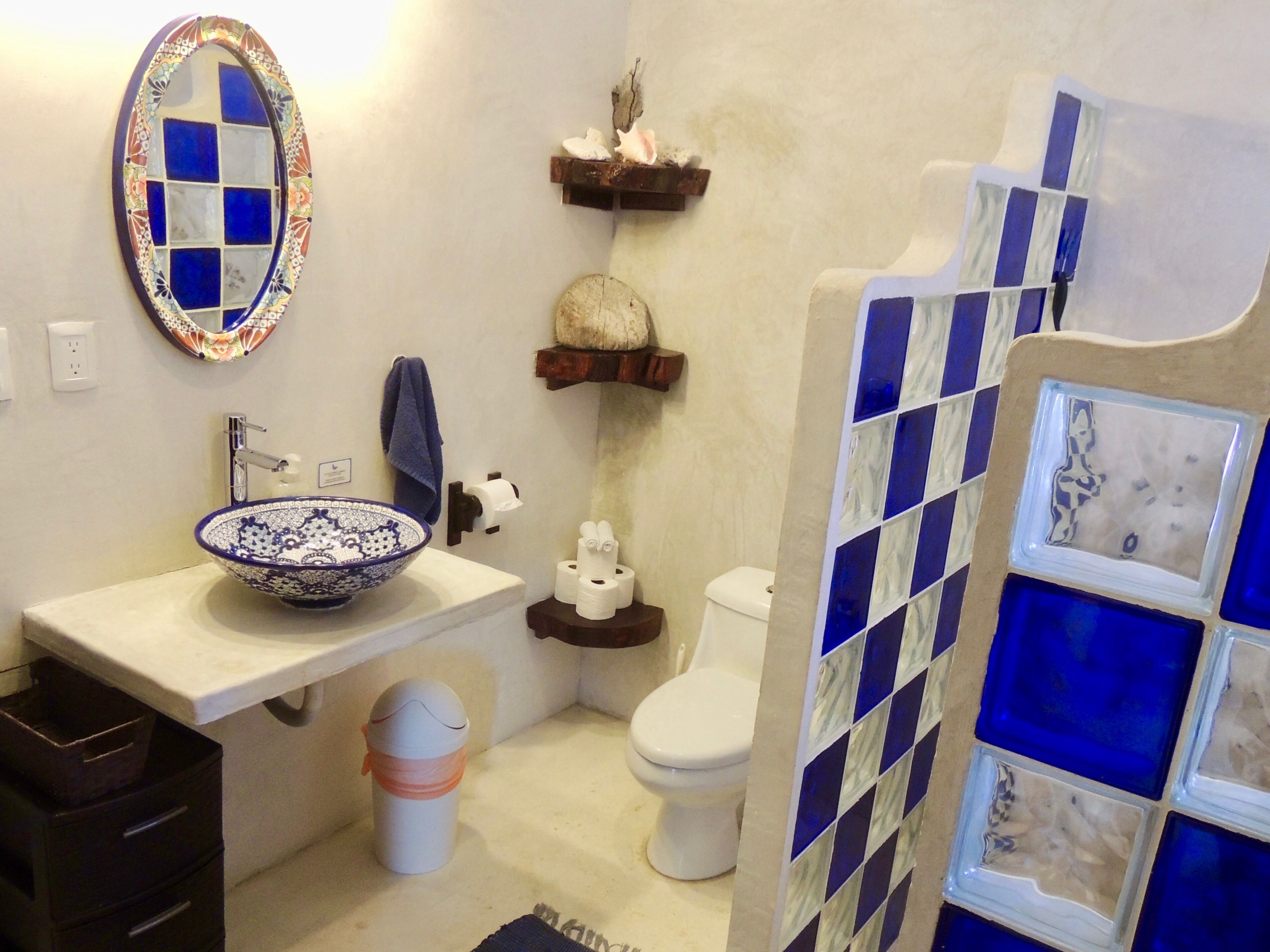 Huge Swimming Pool, Patio, Fiber Optic WiFi, And Walk To Everything