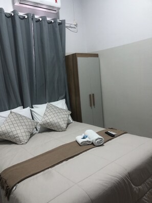 책상, 무료 WiFi, 침대 시트