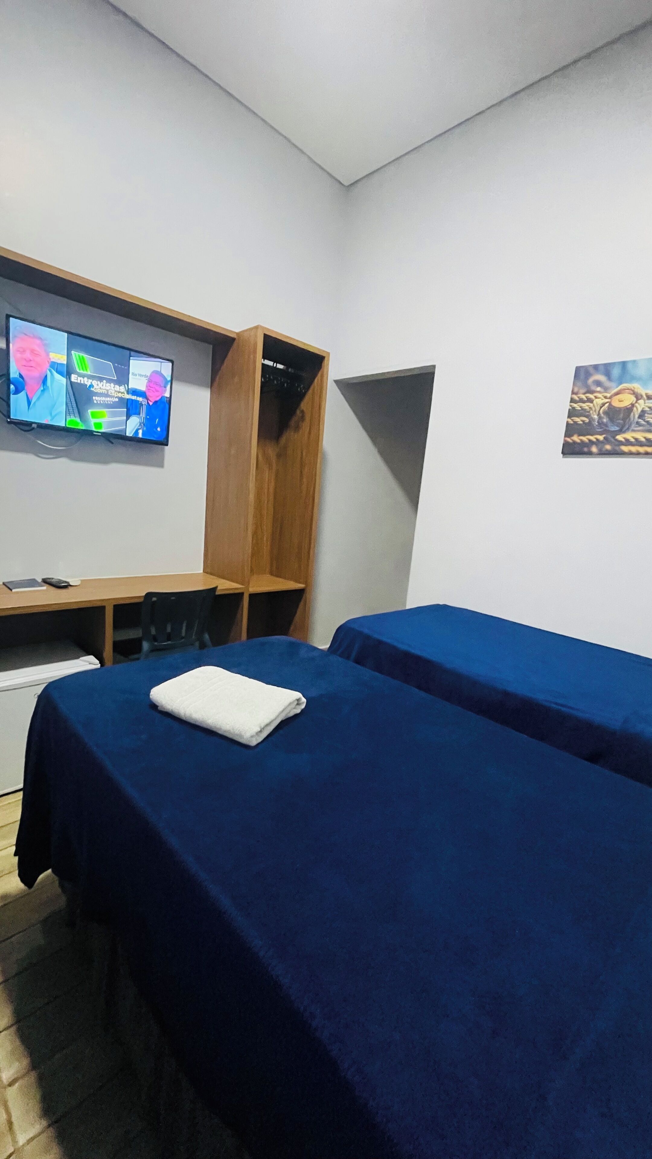 Chambre triple, 3 lits jumeaux | Bureau, accès au Wi-Fi (inclus), literie fournie