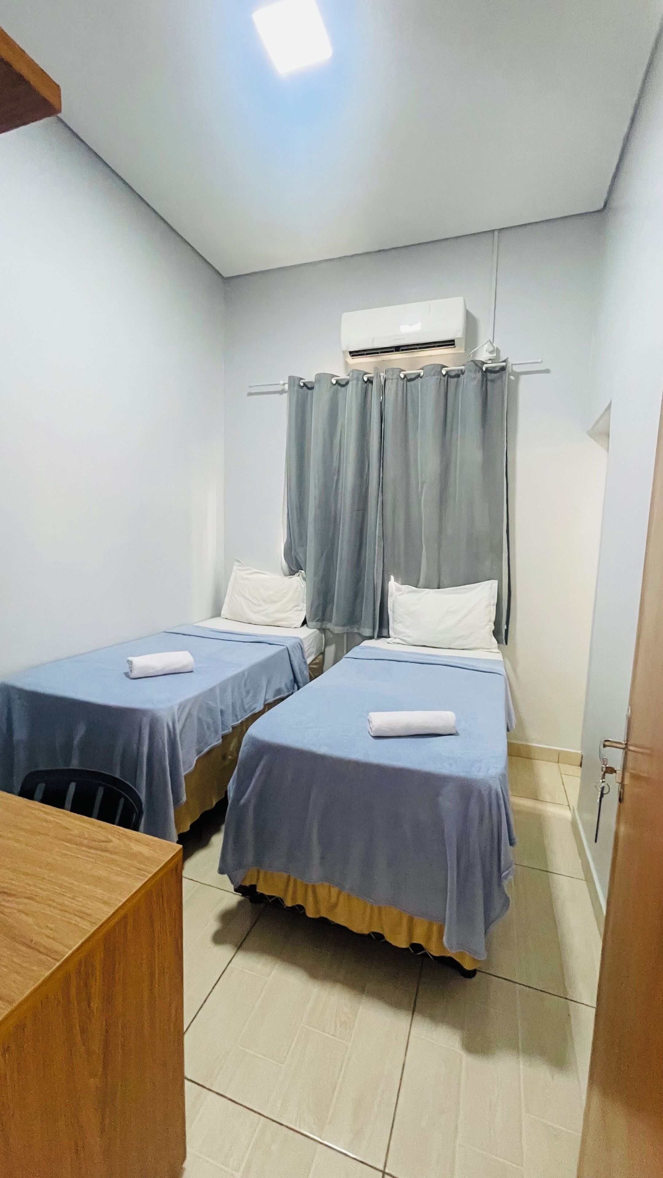 Escrivaninha, Wi-Fi de cortesia, roupa de cama