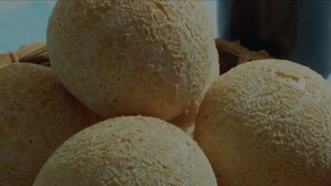 A basket of round, textured bread rolls. - Ágape Hotel (Rio Verde)