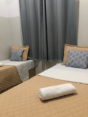 Twin Room | Living area | 32-inch flat-screen TV with cable channels, TV - Ágape Hotel (Rio Verde)