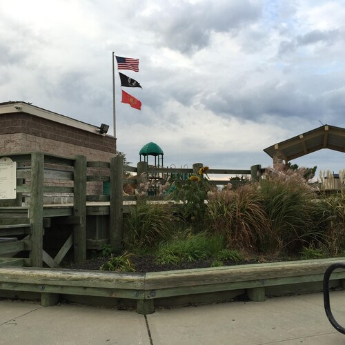 Waterfront Home With Recreational Dock! Great For Rafting, And Close To Beaches