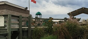 レクリエーションドック付きのウォーターフロントの家！ ラフティングに最適、ビーチに近い