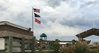 Waterfront Home With Recreational Dock! Great For Rafting, And Close To Beaches