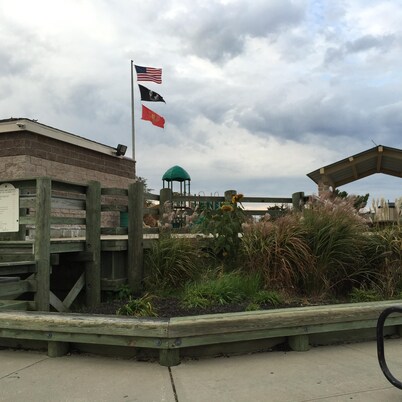 Waterfront Home With Recreational Dock! Great For Rafting, And Close To Beaches