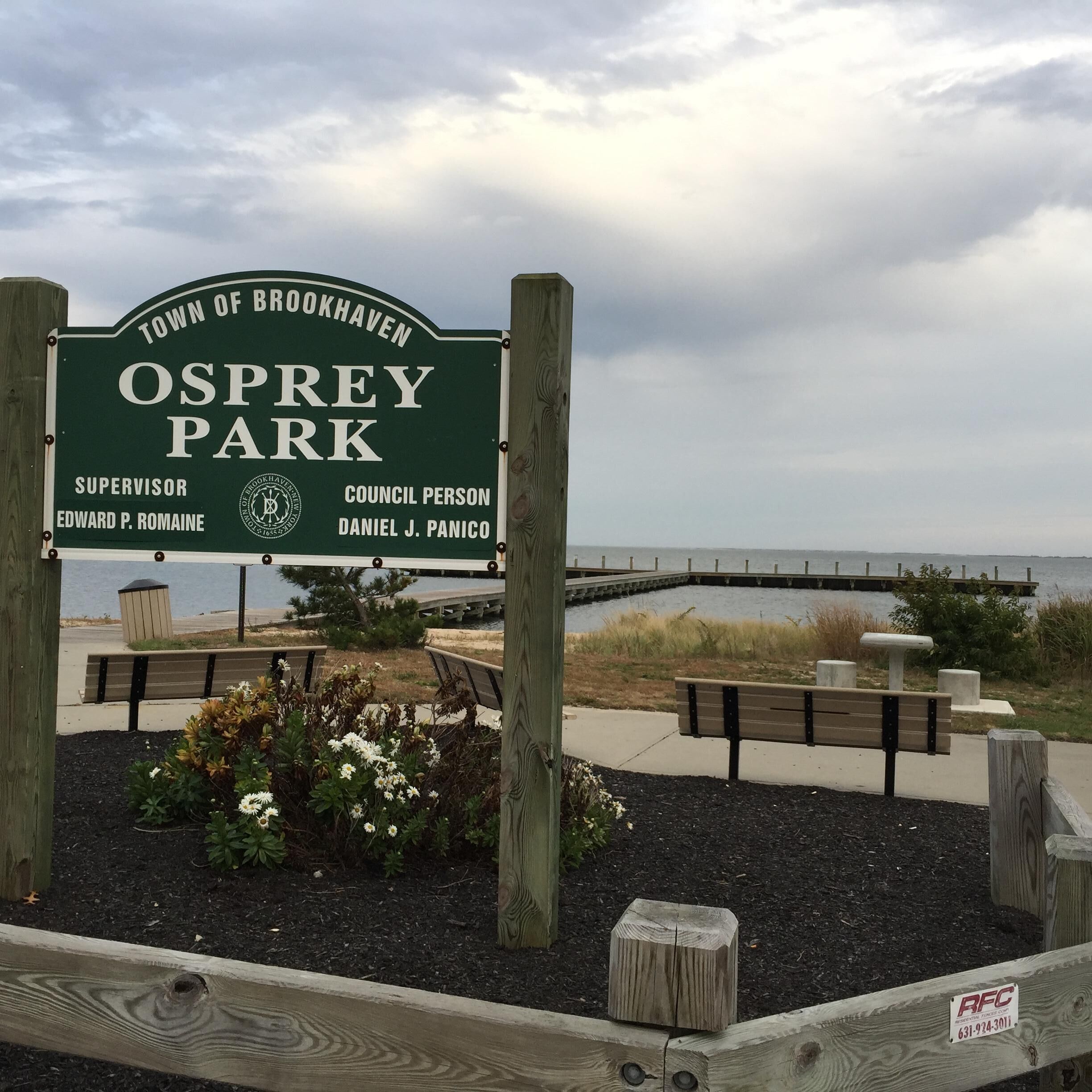 Un panneau indiquant l’entrée du parc Osprey, situé dans la ville de Brookhaven, et mentionnant Edward P. Romaine au titre de maire et Daniel J. Panico au titre de conseiller municipal.