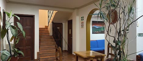 Coin salon dans le hall