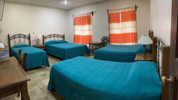 Habitación familiar | Edredón, decoración personalizada y muebles diferentes