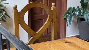 Una puerta de madera con un letrero encima que dice "EL ESTIMO".