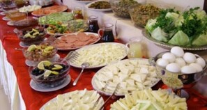 Free daily buffet breakfast  - Sahin Apart Hotel (Bodrum)
