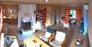 Traditionele cottage, 4 slaapkamers, uitzicht op bergen | Woonruimte | Smart-tv, een open haard en een dvd-speler