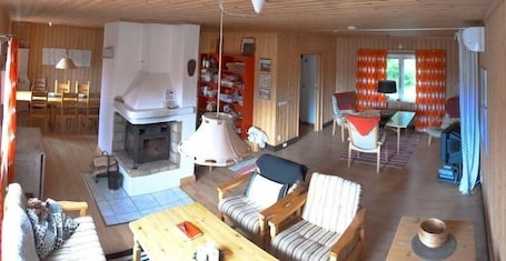 Traditional Cottage, 4 Bedrooms, Mountain View | Living area | Smart TV, fireplace, DVD player