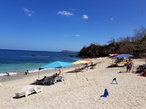 Vlak bij het strand, ligstoelen aan het strand, strandlakens